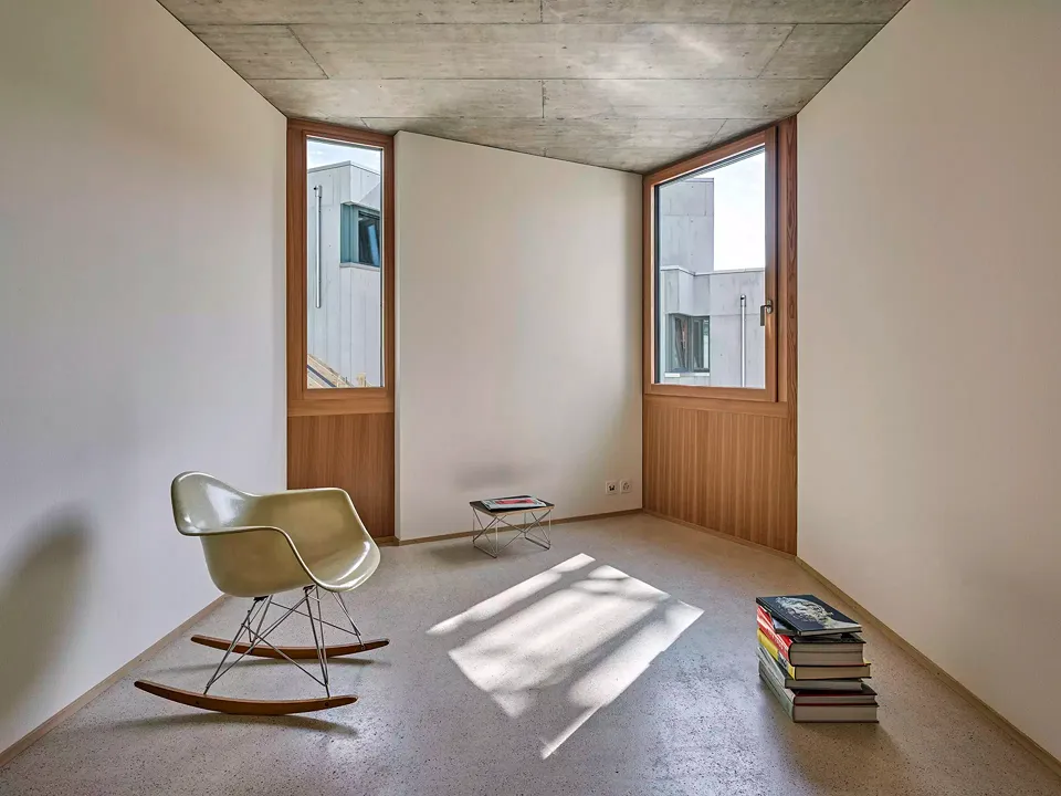 Erkerähnliche Zimmerfenster gewähren einerseits den Blick in die Weite und mindern andererseits den direkten Einblick ins Nachbarhaus.