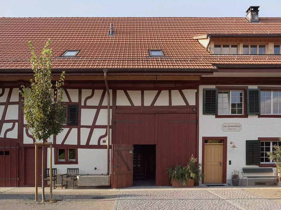 Hauptfassade mit Vorplatz