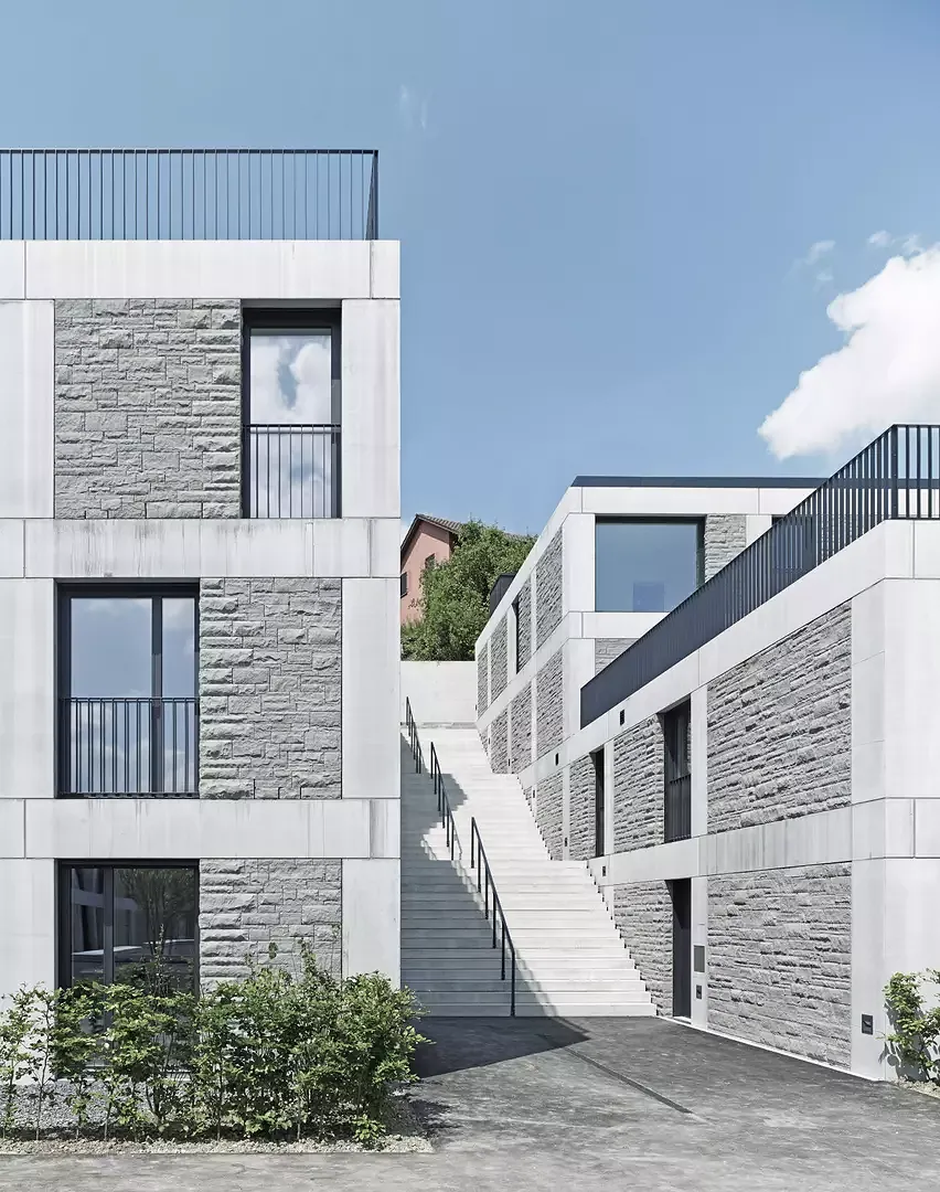 Kleine Gassen und Treppenaufgänge verleihen der Siedlung Urbanität