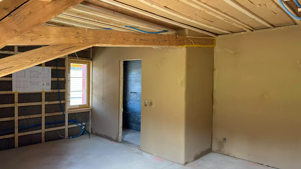 Étage nord: construction des murs en terre crue et isolation