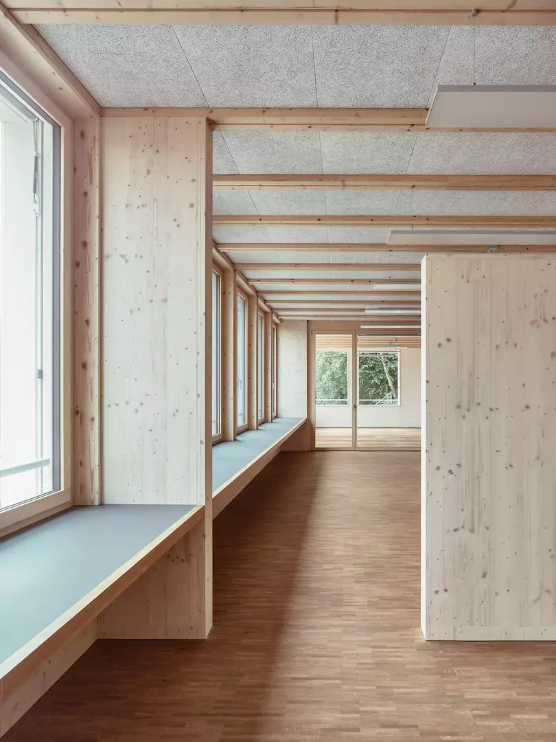 Klassenzimmer mit talseitigen Arbeitsplätzen mit Weitsicht