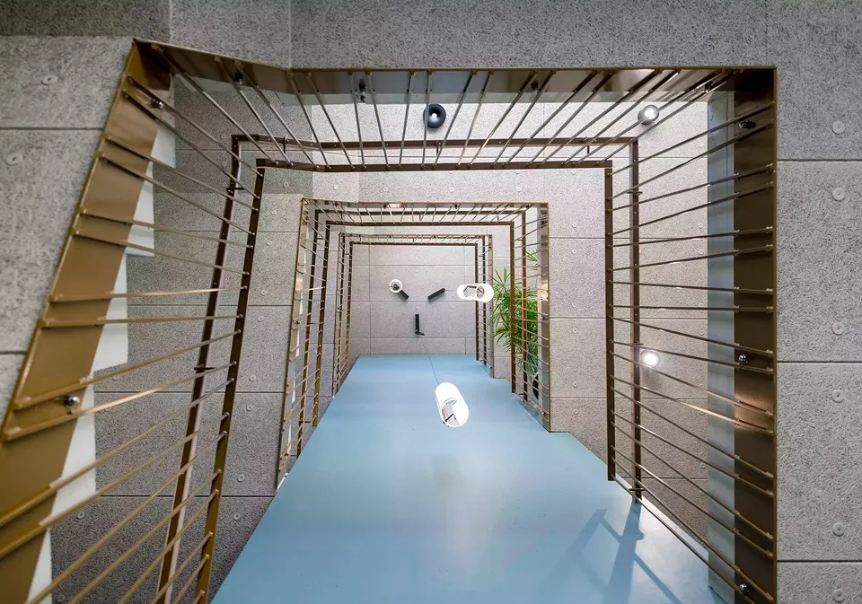 Nouvel immeuble, cage d'escaliers