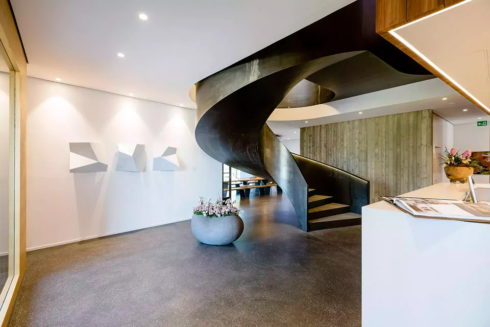 Empfang mit Treppe aus Stahl