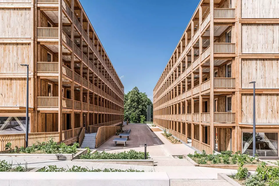 L’espace extérieur  généré par les deux bâtiments ainsi que  les jardins renforce  la vie communautaire  des résidents.