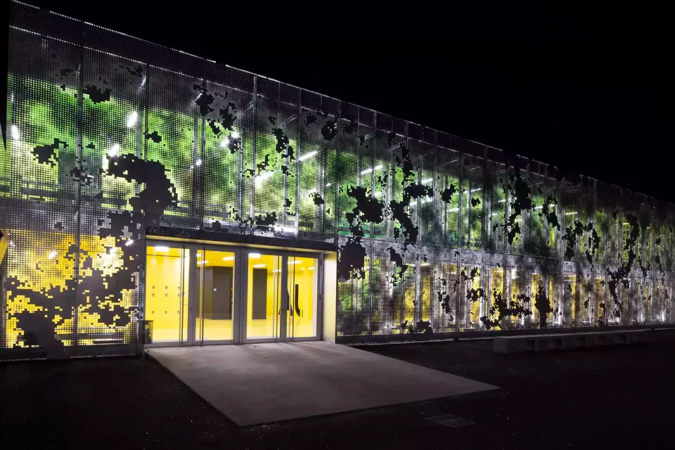 Façade B3 de nuit