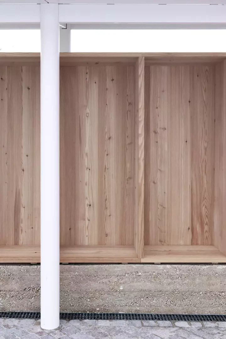 Die Aussenpassage mit schützenden Sitznischen dient als kontemplativer Vorraum zur Gnadenkapelle