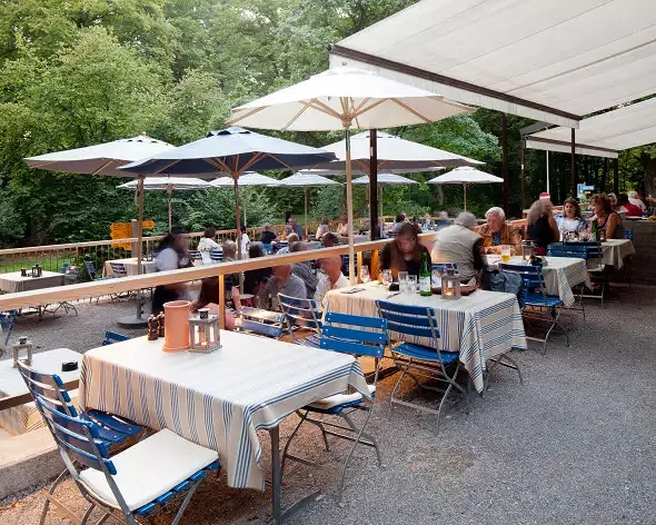 Die abgetreppte Terrasse gliedert den Assenraum.