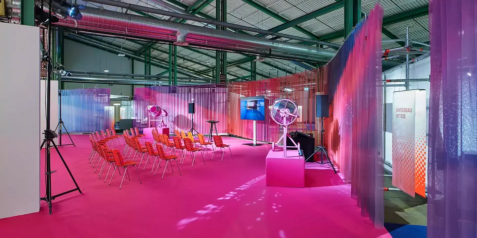 Der Speakers Corner im Zentrum der #NEONLOUNGE, bietet eine Bühne für Vorträge und Diskussionen zu aktuellen Themen der Innenarchitektur