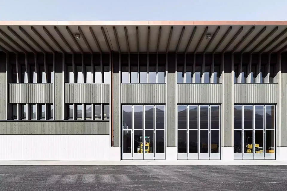 Mit dem funktionalen Werkhof aus Schweizer Holz manifestiert die Linthebene-Melioration, wofür sie sich einsetzt:  für eine ausgewogene ökologische Entwicklung ihrer Werkanlagen