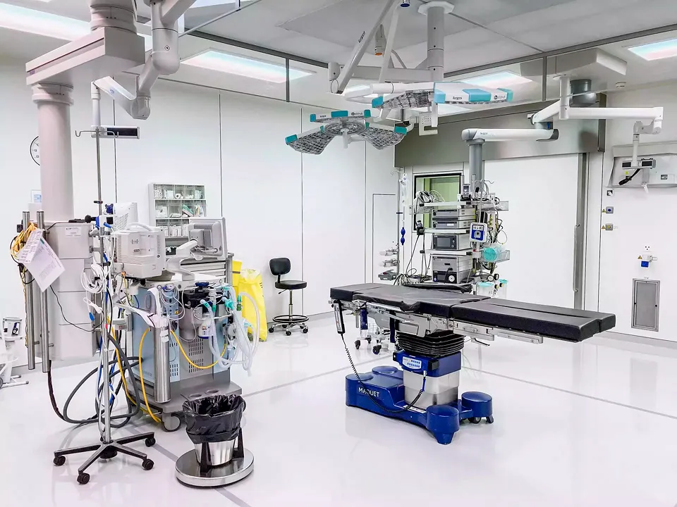 Eine wahre Herausforderung:Die Gestaltung  des Operationstraktes musste den technischen Anforderungen entsprechen und den Einbau eines Medizinroboters ermöglichen. Dieses hochmoderne roboter-assistiertes Chirurgie-System ist mit einem integrierten mobile