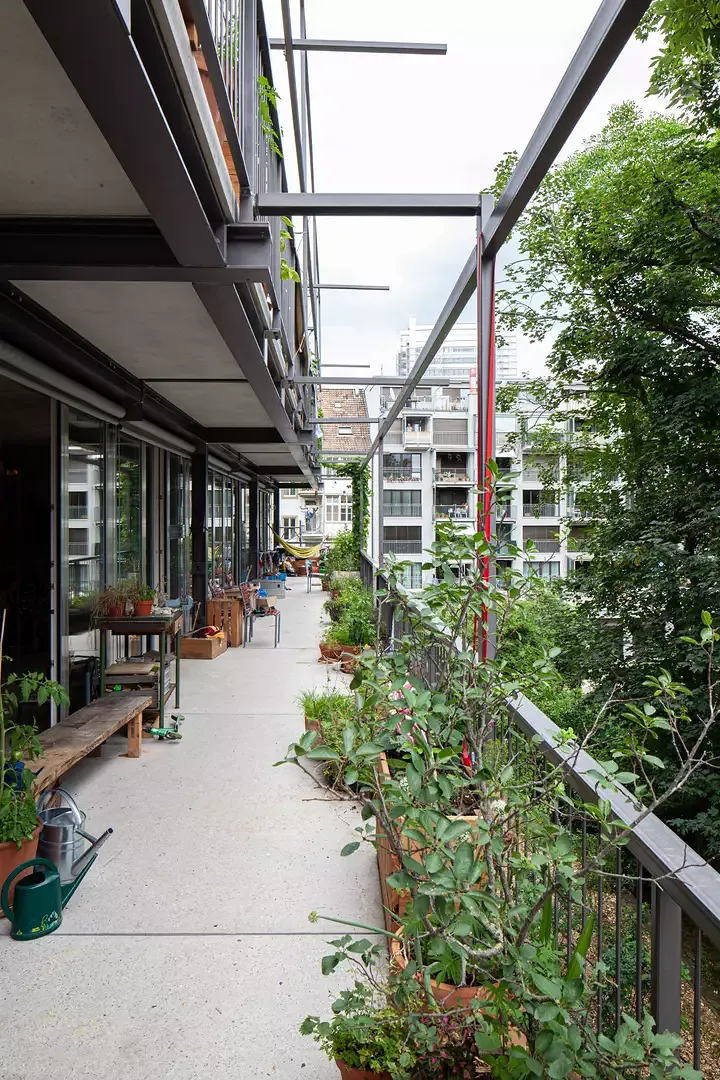 Une coursive dessert  les appartements pour personnes âgées au 3ème étage et doit en même temps servir de lieu de rencontre pour stimuler l’interaction entre les habitants.