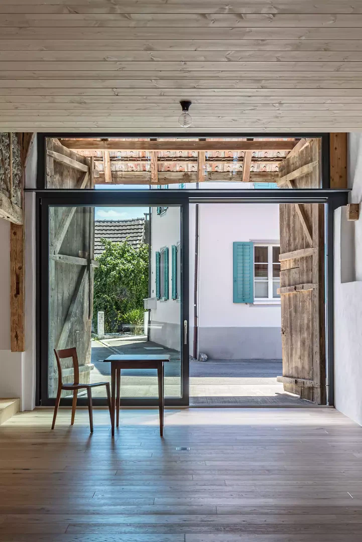 Blick vom Tenn in den Aussenraum, historisches Tenntor mit neuer Verglasung.