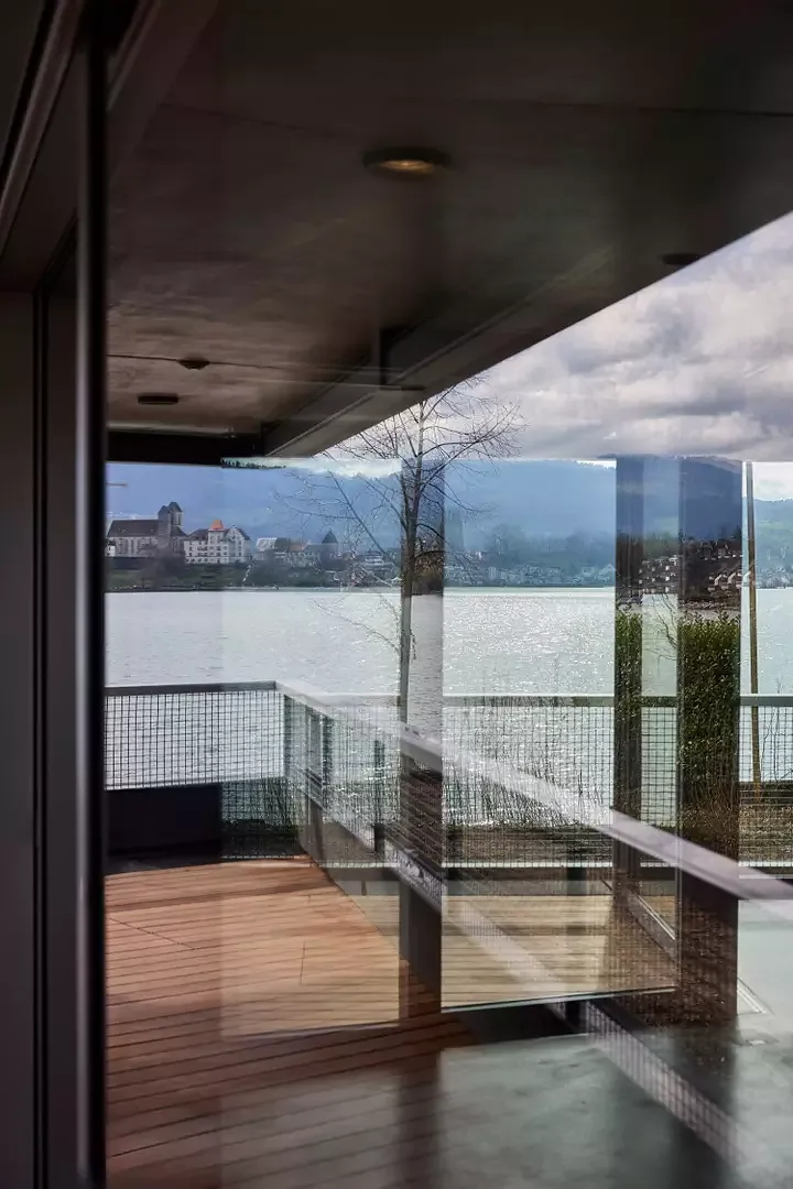 Intérieur avec vue sur le lac