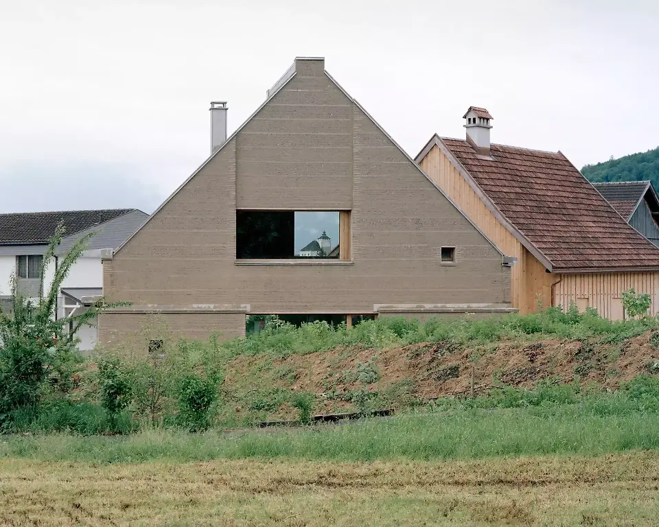 En y regardant de plus près, on peut constater que l’extension très monolithique a fait  l’objet d’une conception très attentive aux proportions, au rythme et à la matérialité.