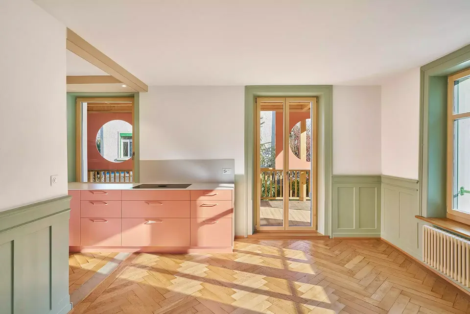Désormais, la cuisine a été reliée latéralement à la salle de séjour.  Cela permet de créer des liaisons visuelles généreuses et des passages dérobés.