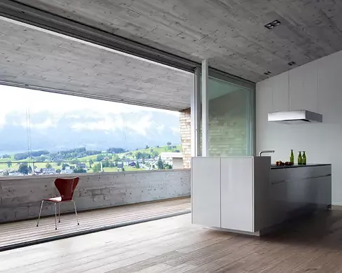 Küche und Terrasse mit Blick ins Tal