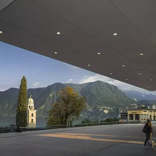 Gare de Lugano. Hall de la gare, terrasse, escalier de liaison au centre-ville et funiculaire