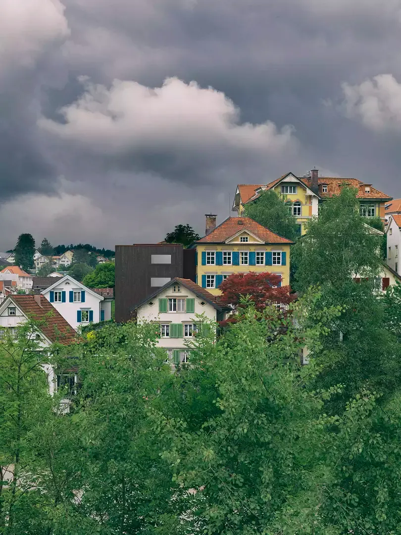 Ostfassade im Kontext