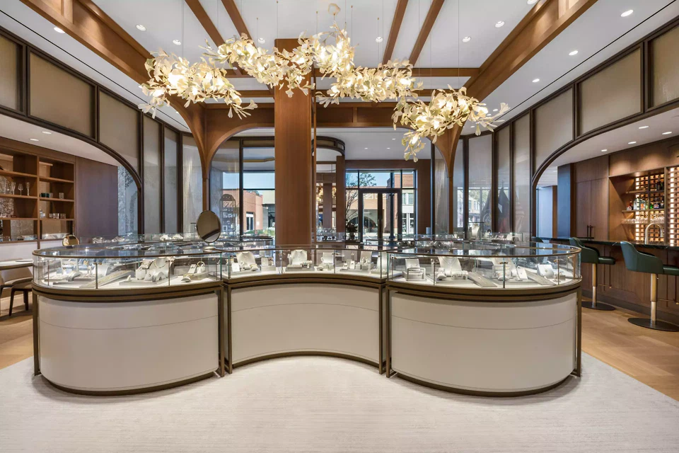 Vue sur la pergola centrale, avec son imposant comptoir de vente et son lustre raffiné, création de la designer Andreea