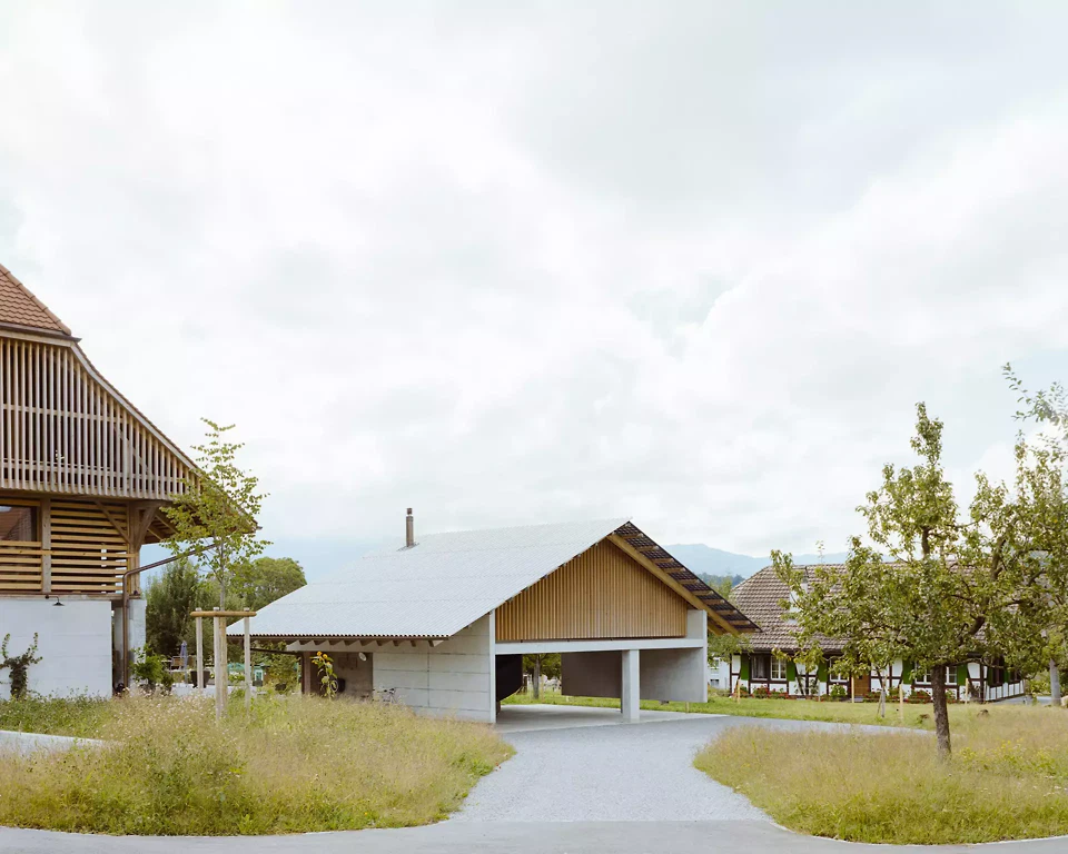 Bestand und Ergänzung im Dialog – Bauernhaus und Nebengebäude als Ensemble.