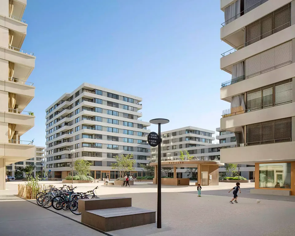 Die Esplanade wird durch harte Bodenbeläge definiert.