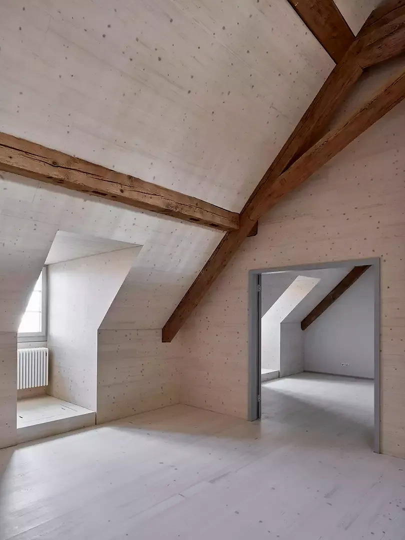Blick in Wohnraum einer Dachwohnung