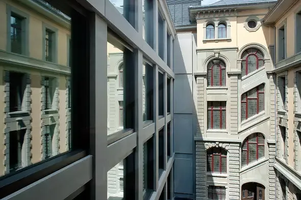 Structure de la façade en grès du bâtiment ancien adapté par une nouvelle structure téctonique du bâtiment neuf