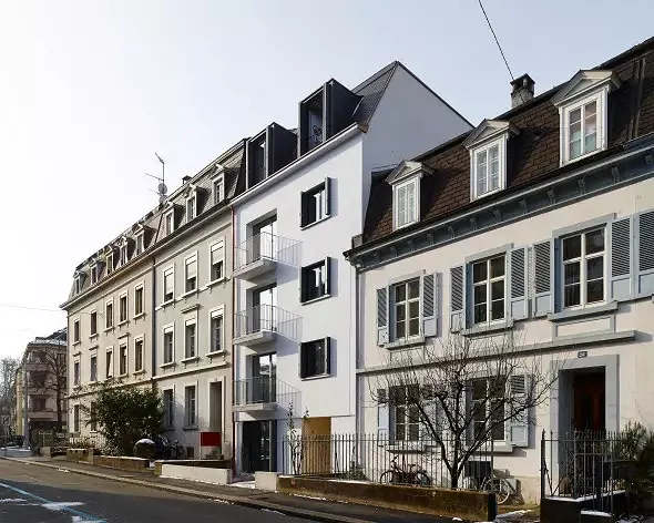 Façade rénovée, côte de la rue - vue depuis Zürcherstrasse