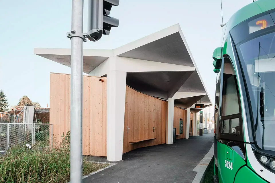 Die bahnsteigseitige Fassade des Infrastrukturgebäudes wird durch drei zirka  zehn Zentimeter tiefe Einrückungen zwischen  den Pfeilern aufgebrochen, sodass drei Nischen entstehen.
