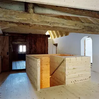Das loftartige Wohnen umfasst die historische Stüvetta als Raum im Raum