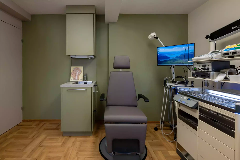 Untersuchungszimmer mit HNO Einheit auf kleinstem Raum
