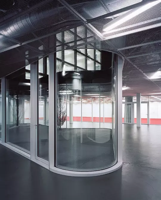 vue de la cour depuis le hall d'entrée
