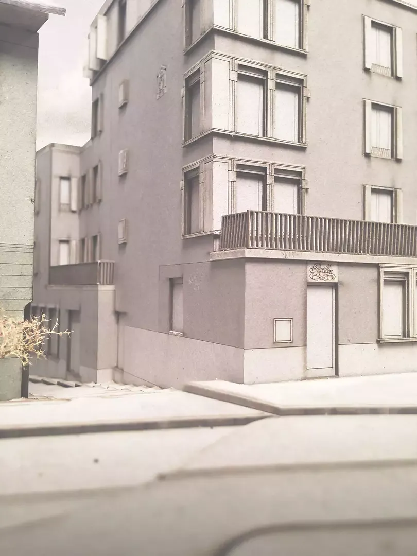 Rücksprünge im Volumen vermitteln zum Strassenraum - Blick von der Bäderstrasse in Richtung Kurplatz