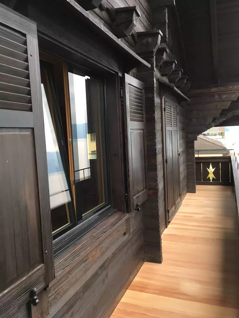 Fassde mit futere-Fenster von Biene Fenster