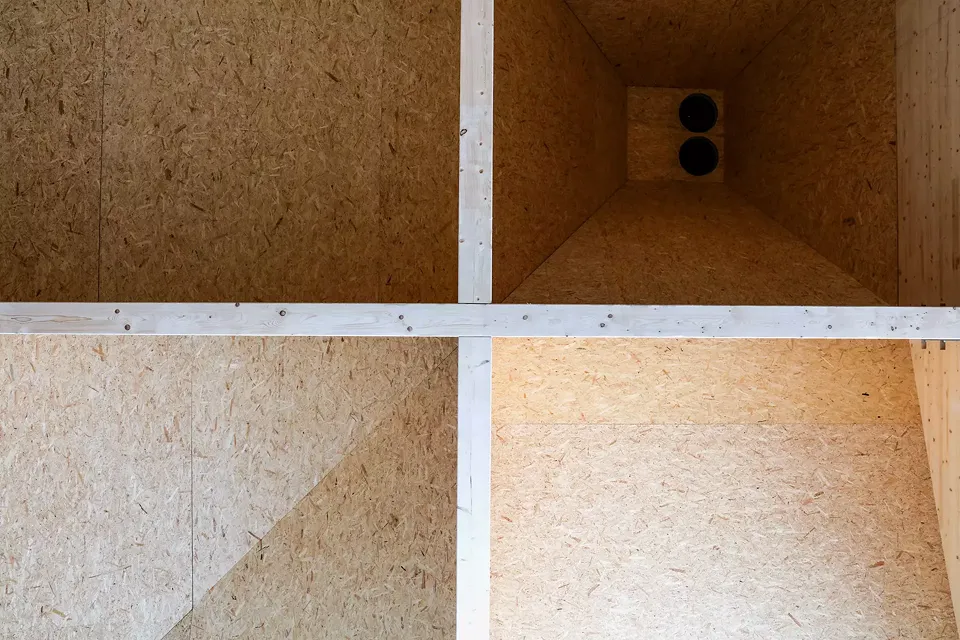 Réalisation de la structure de la toiture à l’aide de  quatre pannes en lamellé.