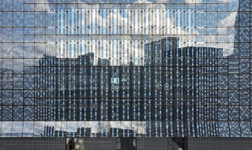 Photovoltaik vor Fenster zum Westen