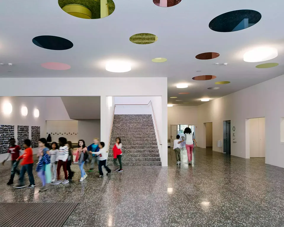 Schule: Eingangshalle