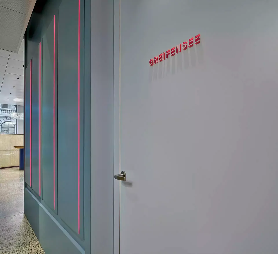 Lambris avec bord lumineux en verre acrylique néon et signalisation des salles de réunion des clients