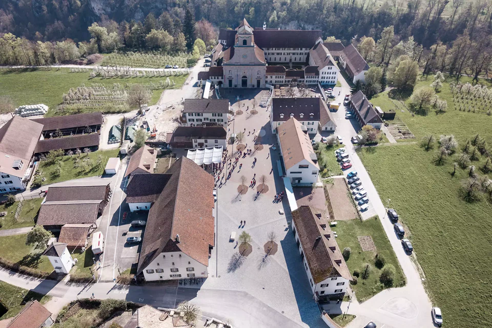 Das Farbspektrum der Mariasteiner Pflästerung führt von profan zu sakral – von asphaltgraue über gelbe Töne zu den rötlichen Farben des bestehenden Vorplatzes der Basilika