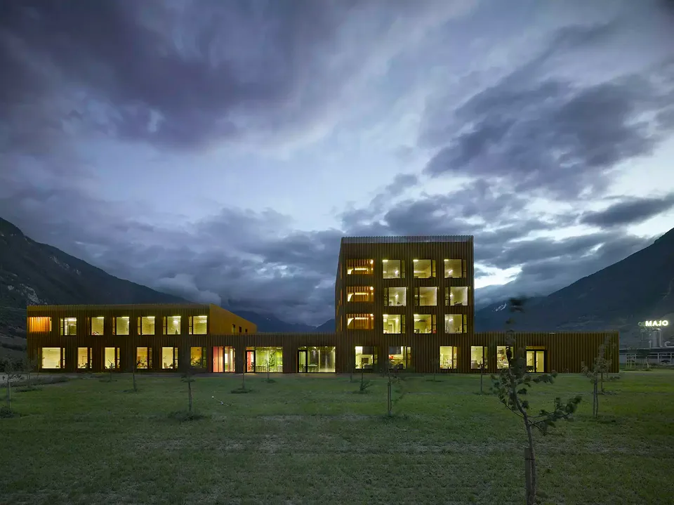 façade est nuit
