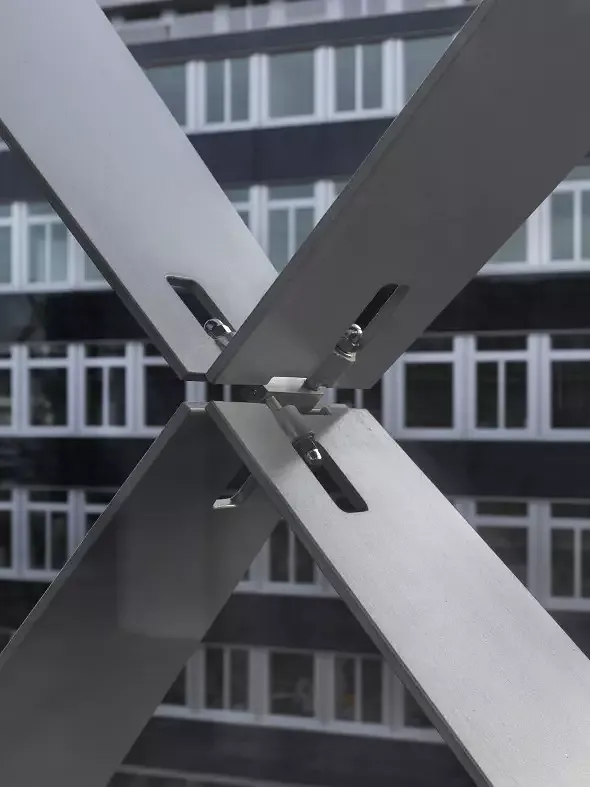 Ein ausgetüfftelte Knotenverbindung nimmt die Kräfte von Wind und Temperaturschwankungen auf.