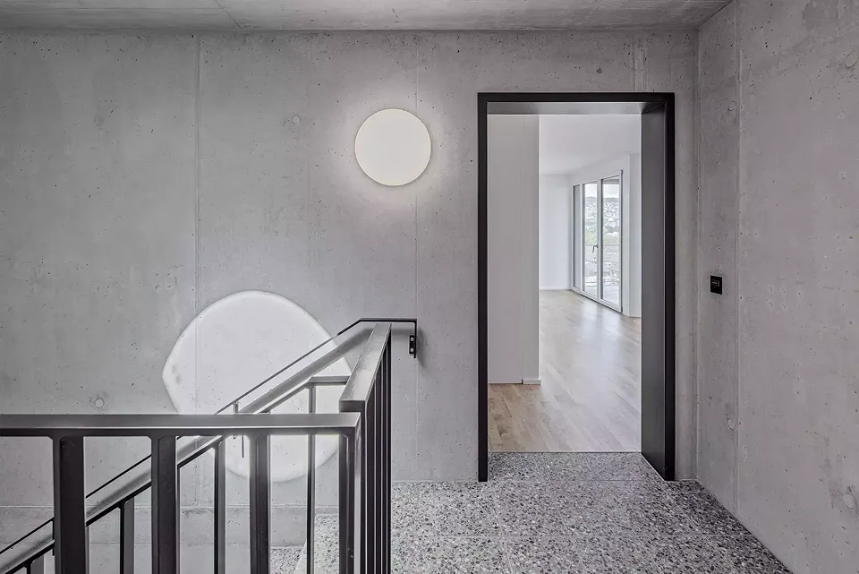 Cage d'escalier avec vue sur l'appartement