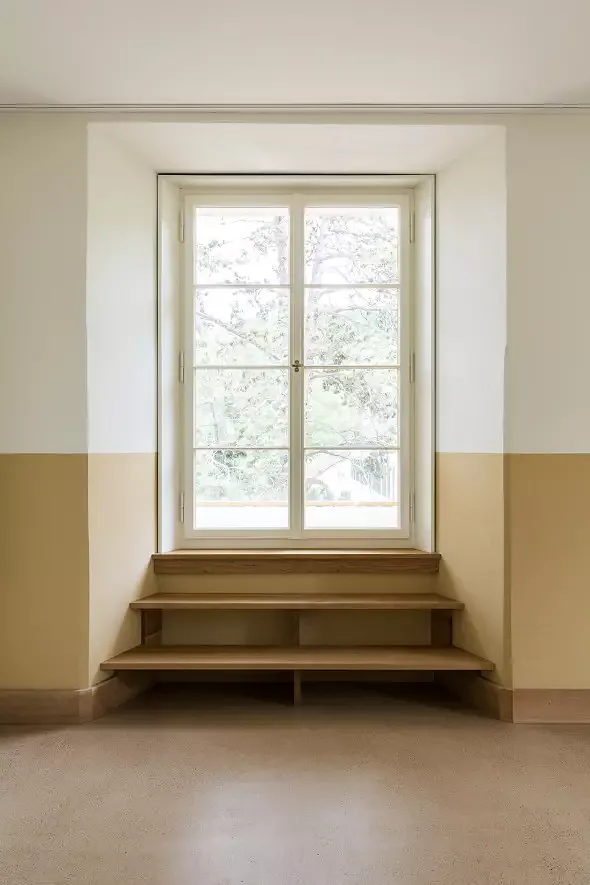 Nur die Fenster auf der Balkonseite sind Nachbauten. Die übrigen wurden saniert und aufgedoppelt.Nouvelles fenêtres à la côté balcon, les autres