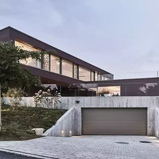 Maison individuelle sur un terrain en pente