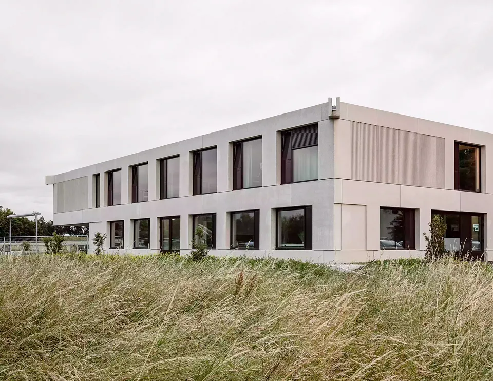 L’enveloppe du bâtiment est composée d’éléments préfabriqués en béton armé.
