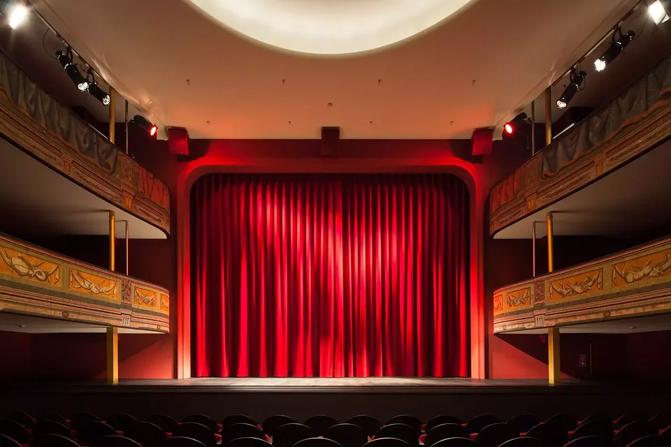 Stadttheater_Bühne.jpg