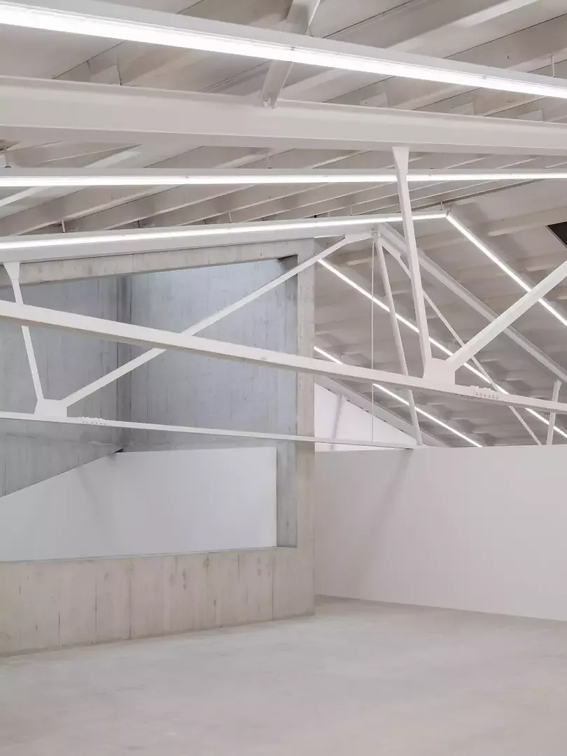 Structure spatiale: des poutres à hauteur de mur et des dalles relient les silos pour créer un deuxième niveau d’exposition. Parallèlement, ces éléments soutiennent la fragile charpente métallique.
