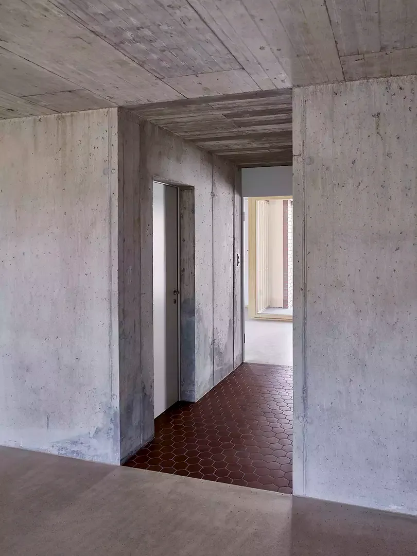 Vue de la chambre à coucher depuis la fenêtre dans la salle de bain