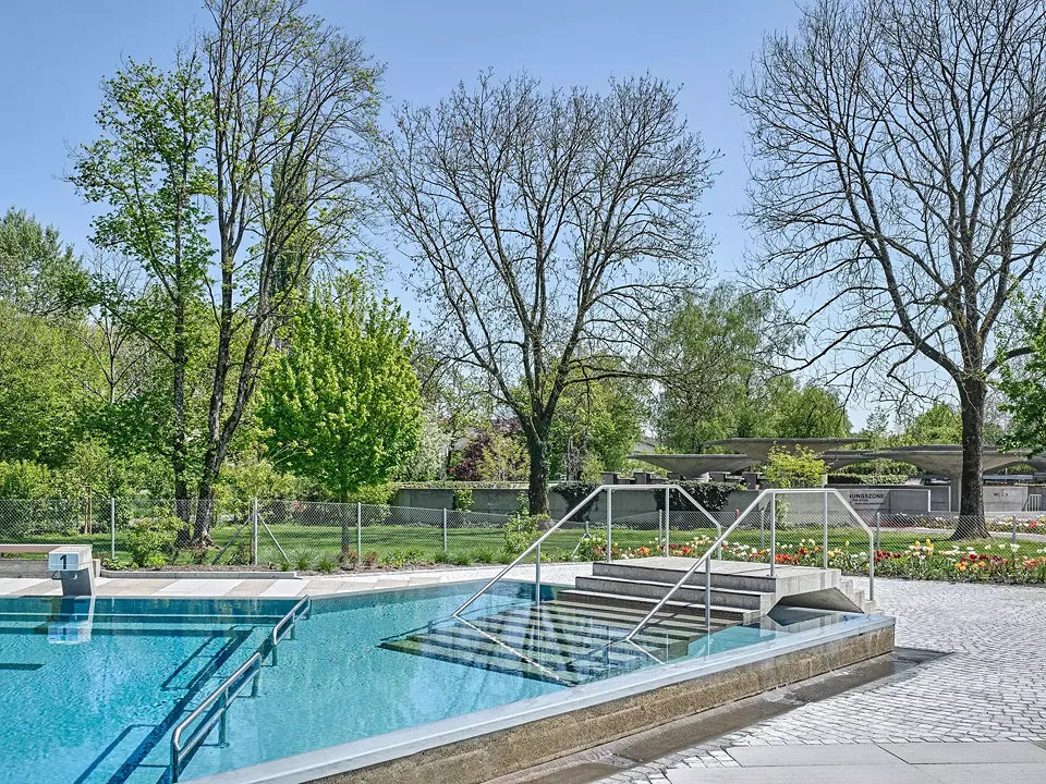 Schwimmbecken