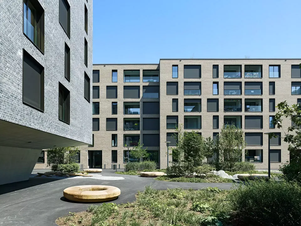 Blick auf Fassade von Haus B